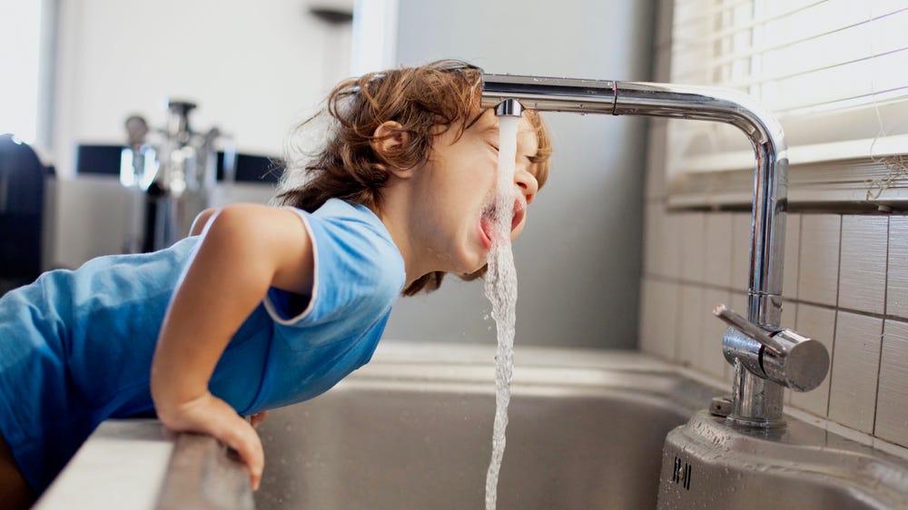 Как выбрать питьевую воду ребёнку